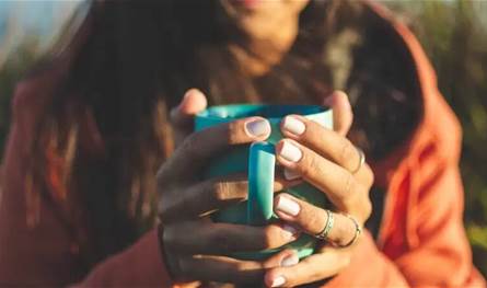 عادات الشاي والقهوة قد تصيب النساء بهشاشة العظام.. دراسة تحذر