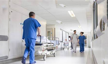 بعد تعرّضه لوعكة صحية أقلقت الجمهور.. الفنان الشهير يُغادر المستشفى (صورة)