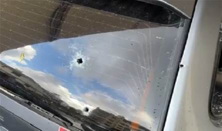 إطلاق نار على سيارتين في زيتون أبي سمراء (فيديو)