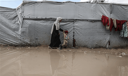 أهالي غزة تحت غضب الطبيعة.. العواصف تجتاح الخيام وتُغرقها