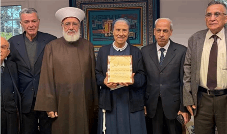 تأثرًا بلقاء البابا.. وفد من مجلس عمدة بيروت وتجمّع الهيئات الإسلاميّة يزور راهبات الصليب ويكرم الرئيسة العامة