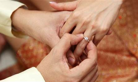 بعد أسابيع من خطوبة شقيقتها.. ممثلة تعلن خطوبتها (صور)