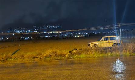 داخل أحد الخنادق في لبنان.. سقوط سيارة بداخلها امرأة