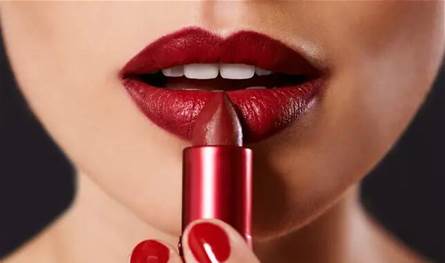 أحمر الشفاه يعزز المزاج والثقة بالنفس