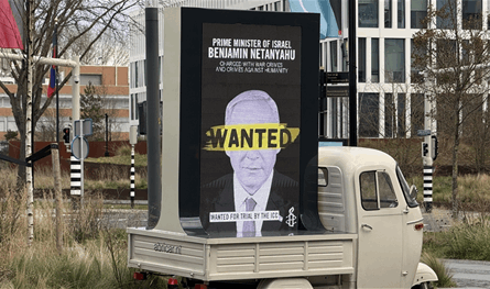 "مطلوب".. صور لنتنياهو تنتشر في الشوارع