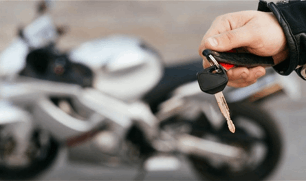 شمالا.. سرقا دراجة نارية بقوة السلاح