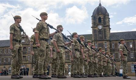 ما قبل العاصفة... الجيش البريطاني يستقطب الشباب ببرنامج مدفوع