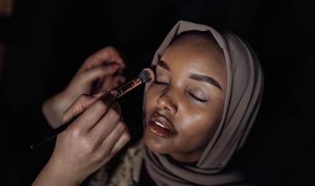 الرموش والكحل والعدسات… ثالوث يرهق العين