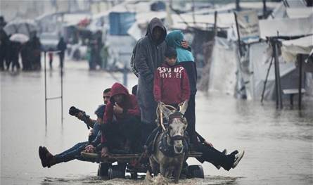 الأمطار تغرق خيام النازحين في غزة… والعائلات في العراء