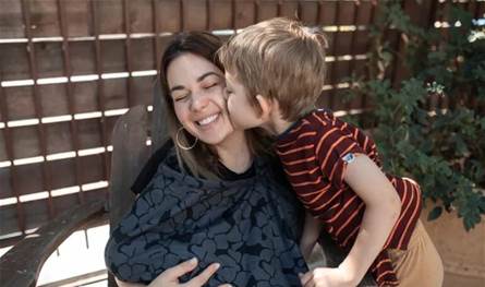 دور المرأة في زمن الامتحانات… عناق واحد قد يصنع الفارق