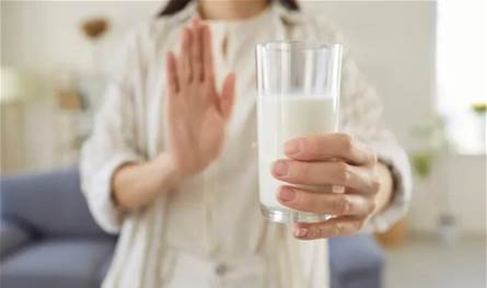 انتفاخ وهالات وبثور… علامات قد يكشفها كوب الحليب اليومي