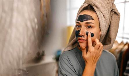 "أقنعة الفحم".. هل هي مضرّة للبشرة؟