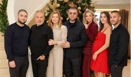  بفستان الحمل الثاني.. زين قطامي تتألق بفستان احمر في صورة العائلة