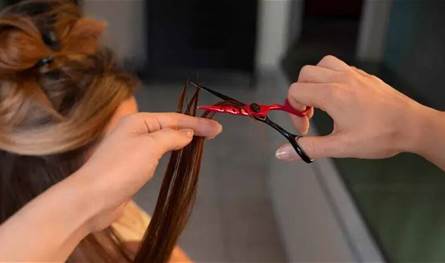 هل ينمو الشعر فعلاً بشكل أسرع بعد قص أطرافه؟