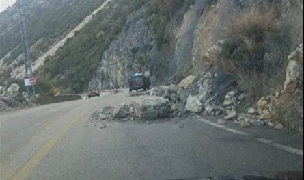 انهيار صخور يغلق طريق تنورين ويهدد سلامة السائقين