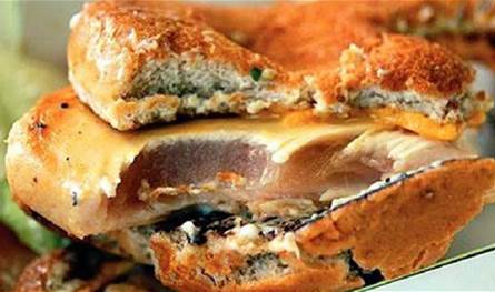 حملة صحية مفاجئة.. مصادرة أغذية فاسدة في طرابلس