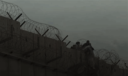 من فوق الجدار.. فلسطينيون "يخاطرون" للوصول إلى القدس