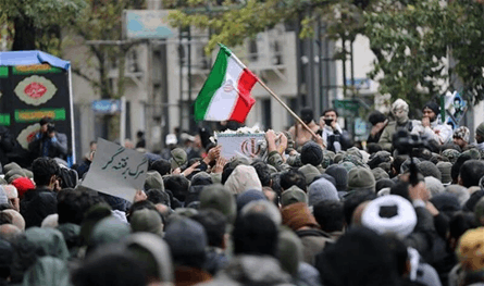 وهم يرددون "لا غزة ولا لبنان".. احتجاجات في إيران (فيديو)