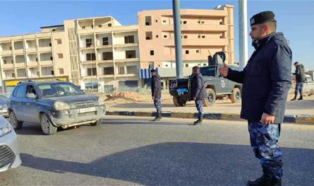 متظاهرون يغلقون طرقاً ويشعلون إطارات وسط العاصمة الليبية