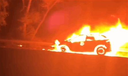 احترقت بالكامل.. اندلاع نيران بسيارة على اوتوستراد شكا (فيديو)