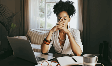 ضغط نهاية السنة.. كيف تهدّئ توتر العمل في موسم الأعياد؟