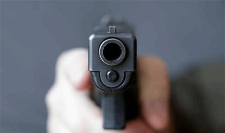 لأنّه هدّدها.. أم تطلق النار على ابنها