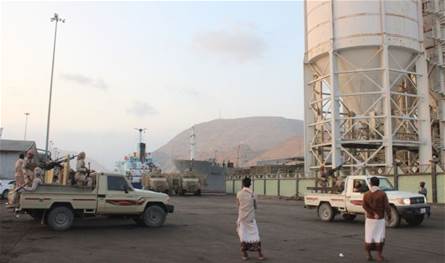 بعد دخول سفينتين قادمتين من ميناء الفجيرة.. التحالف ينفّذ عملية عسكرية في ميناء المكلا