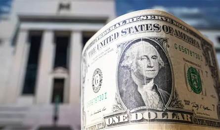 قبيل صدور محضر اجتماع المركزي الأميركي.. استقرار سعر الدولار
