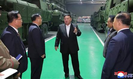 قاذفات صواريخ جديدة قادرة على إبادة العدو.. اليكم ما أعلنه كيم جونغ أون