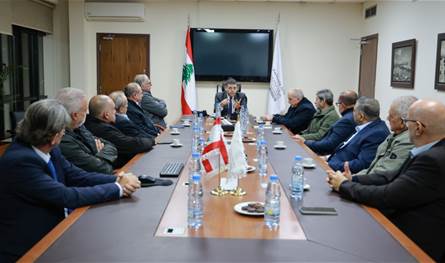 وفد من مخاتير بيروت يزور مرفأ بيروت 