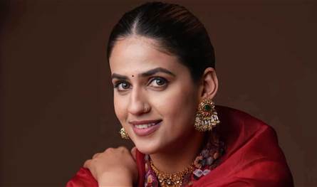 نجمة هندية توقف حفلها بسبب تصرف غير لائق من أحد المعجبين