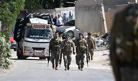 الجيش يتسلم دفعة جديدة من الأسلحة من حركة فتح في مخيم عين الحلوة