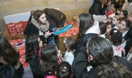 جامعة الكسليك والرهبانيّة اللبنانيّة المارونيّة وزعتا الهدايا على أطفال الجنوب