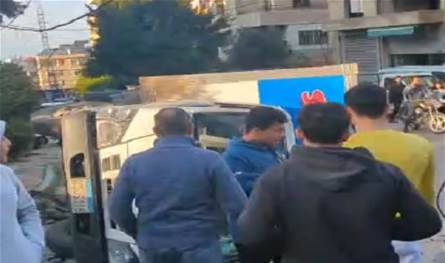 بالفيديو... حادث سير بين شاحنة وسيارة