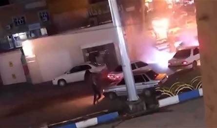 النار تشتعل في شوارع إيران… والطلاب ينضمون إلى موجة الاحتجاجات!