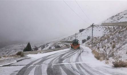 هذه الطرق الجبلية مقطوعة بسبب تراكم الثلوج