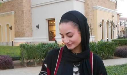 حذفت صورها القديمة.. فنانة شابة تُفاجئ الجمهور بارتداء الحجاب (فيديو)