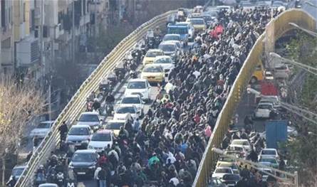 بعد اتساع رقعة الاحتجاجات.. طهران تحذر من "زعزعة الاستقرار"