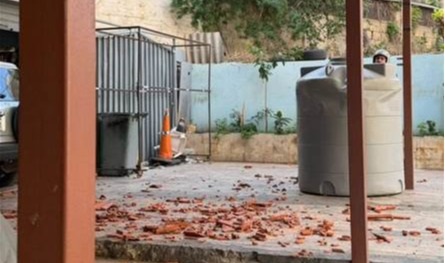 بالصور... سقوط خزان مياه عن سطح مبنى بسبب إشتداد سرعة الرياح