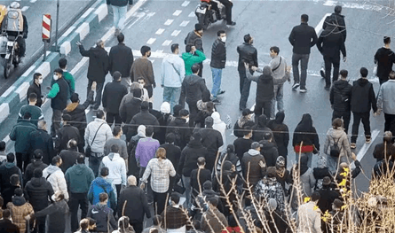 هل تُلغي إسرائيل ضرباتها على إيران بسبب الإحتجاجات؟