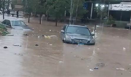 الأمطار الغزيرة تغمر طريق البداوي وتشلّ حركة السير