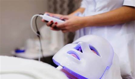 الضوء بدل الإبرة؟ ما الذي تقدمه أقنعة LED فعلًا للبشرة