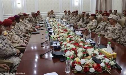 وزير الدفاع اليمني: لا صراعات داخل الشرعية… البوصلة نحو الحوثيين فقط