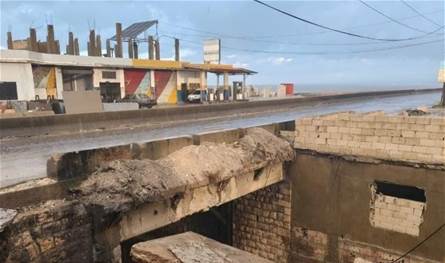 بالصورة: انخساف الطريق على الاوتوستراد الدولي البحري في العبدة