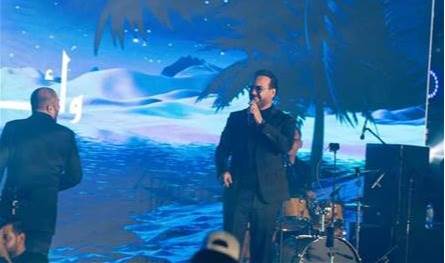 غضب وغادر فجأة المسرح.. هذا ما حصل مع فنان لبناني شهير خلال حفل رأس السنة (فيديو)