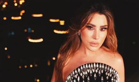 شاب اقتحم المسرح.. شاهدوا ماذا حصل خلال حفل نجوى كرم في دبي (فيديو)