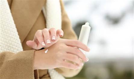 الشتاء يُجفّف اليدين.. ونصائح بسيطة تحمي البشرة من التشقق