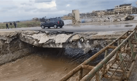 بسبب الأمطار.. جسر قد ينهار على الحدود اللبنانية السورية (فيديو)