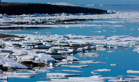 الذكاء الإصطناعي يحل لغز طبقة خفية على سطح الجليد قبل الذوبان