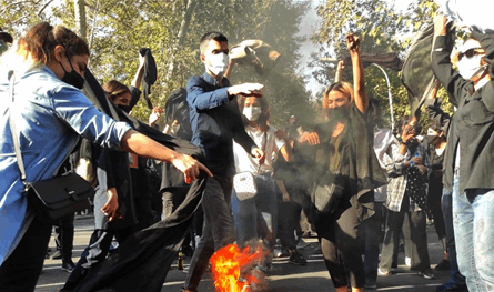 إيران تفتتح 2026 بمواجهات واسعة.. هجوم على مؤسسات وبنوك واشتباكات مع الأمن (فيديو)